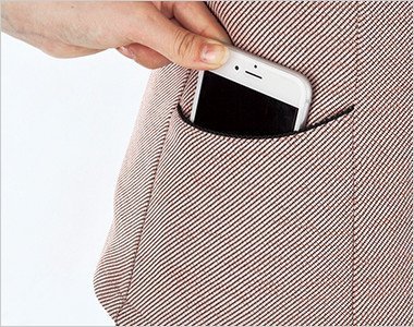 スマホが入る十分な深さの両脇ポケットで実用的です。