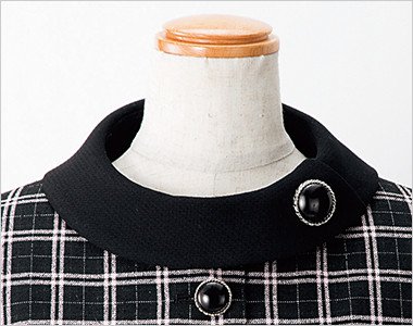 大きめボタンとロールカラーで上品な印象に