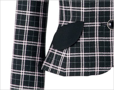黒の大きなフラップポケットがアクセントに