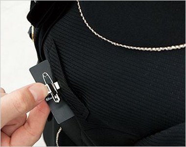ネームプレートとペンなどを区分け収納できる便利な名札ポケットと左胸ポケット