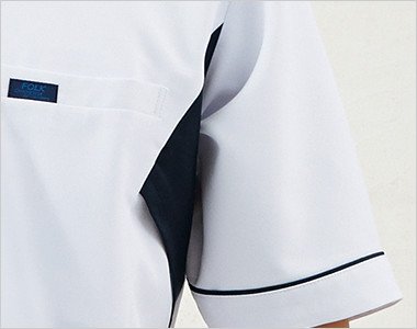 体が引き締まって見える両脇のネイビー配色。脇下のムレを解消するメッシュ仕様。