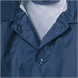 ファスナーとスナップボタンで雨の侵入を防ぎます