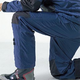 補強したひざ、さらに立体裁断で動きやすいパンツ