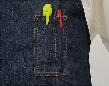 左胸にペン差しポケットが2つあり、ペンとカッターなどが収納できます