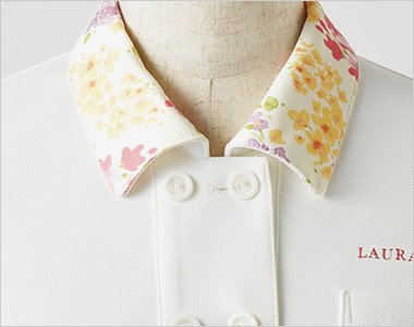 表情を引き立てる花柄襟とダブルボタン