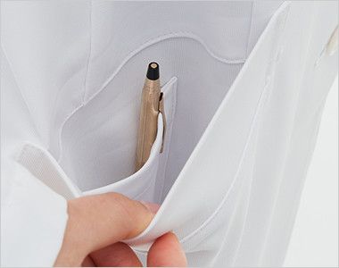 SD3040 ナガイレーベン(nagaileben) シングル診察衣長袖(女性用) ポケットは二重構造で、内側はペン差しポケット