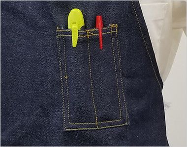 10021 桑和 デニムエプロン(ロープ) ペン差しポケットが2つあり、ペンとカッターなどが収納できます